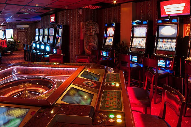 svip8 h5 live Bandar Ceme dealer at table with multiple players